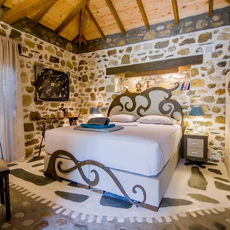 Artemis Goddess Nest - Aquatic Getaway Holiday home *